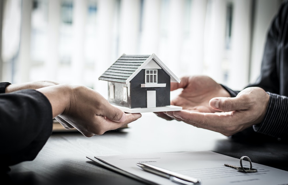 Comprendre et Naviguer dans la Résiliation en Cours d'Année des Contrats d'Assurance