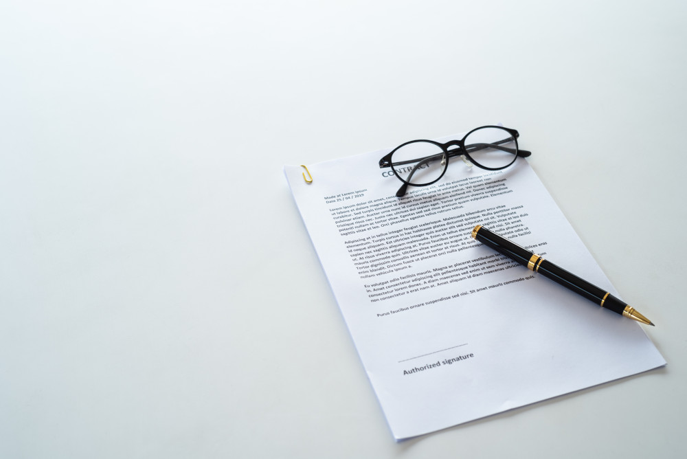 Caractéristiques et qualification du contrat de travail : un guide complet