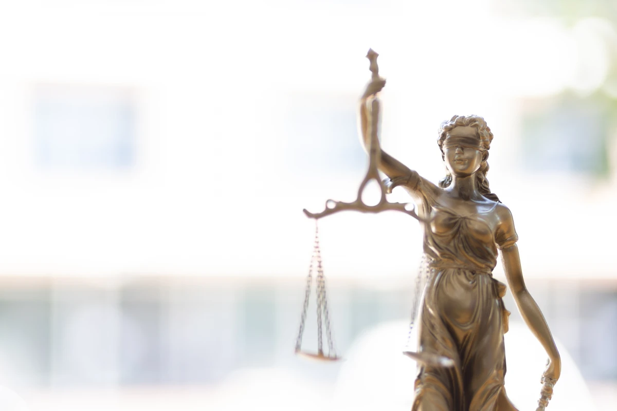 Personnes morales face à la justice : Les critères d'imputation de la responsabilité pénale dévoilés